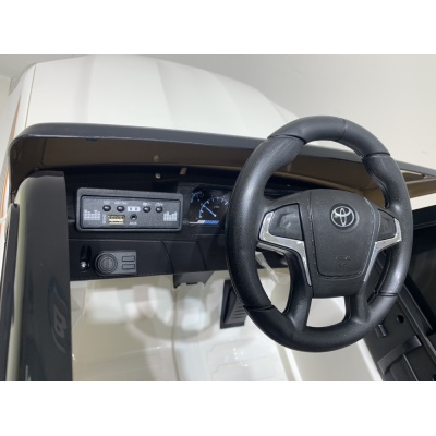 Джип Toyota LC200 2688 Белый